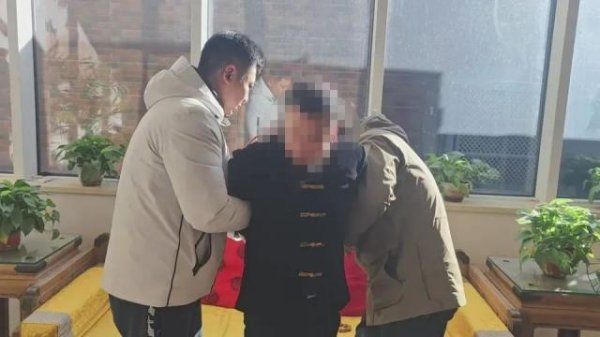恒财网配资 31年前的命案嫌疑人，变身“智库专家”