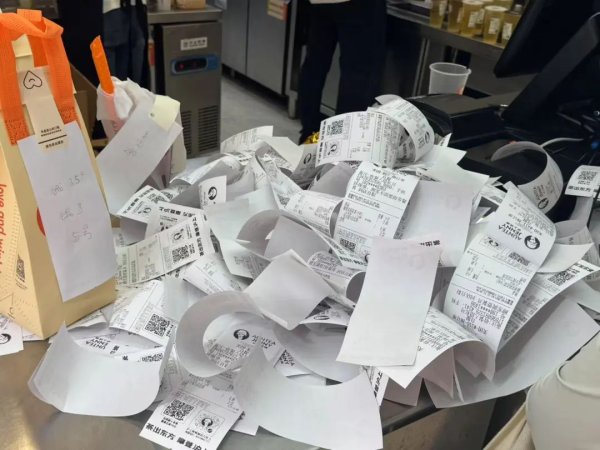 鼎红金投 补贴大战继续！美团加码“0元购”，沪上阿姨忙到闭店