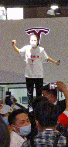鸿岳资本 特斯拉车顶维权女车主二审判了，被判赔17万！该事件致特斯拉损失1.7亿订单
