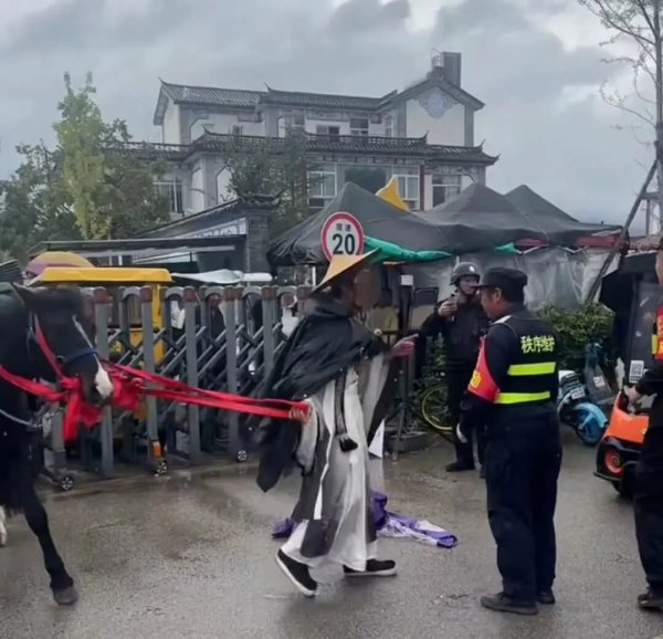 万隆优配 网红骑马强闯洱海生态廊道，还与保安起冲突！其账号已注销