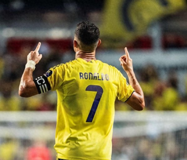 东启网 仅差47球! C罗点射打进953球, 8轮4点球被吐槽: 保送沙特超冠军